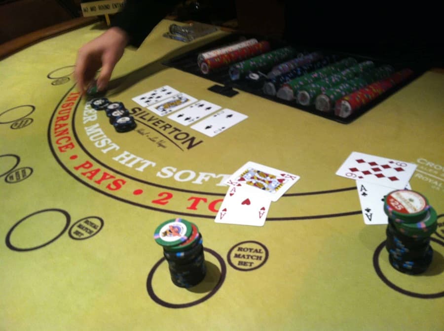 Có nên đặt cược gấp đôi khi chơi Blackjack?