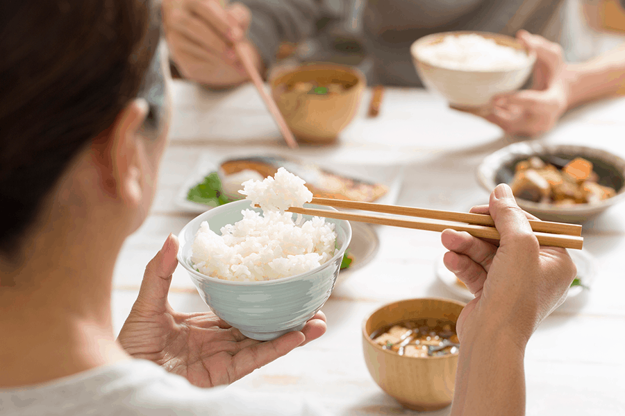 Ngủ mơ thấy ăn cơm đánh con gì và mang điềm báo gì?